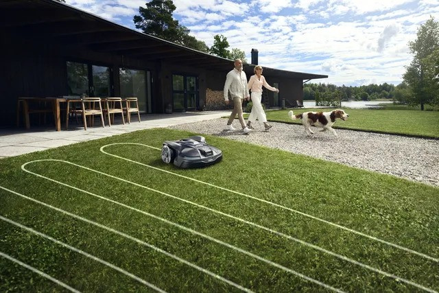 Husqvarna Automower® 310E Nera med slinglös teknik