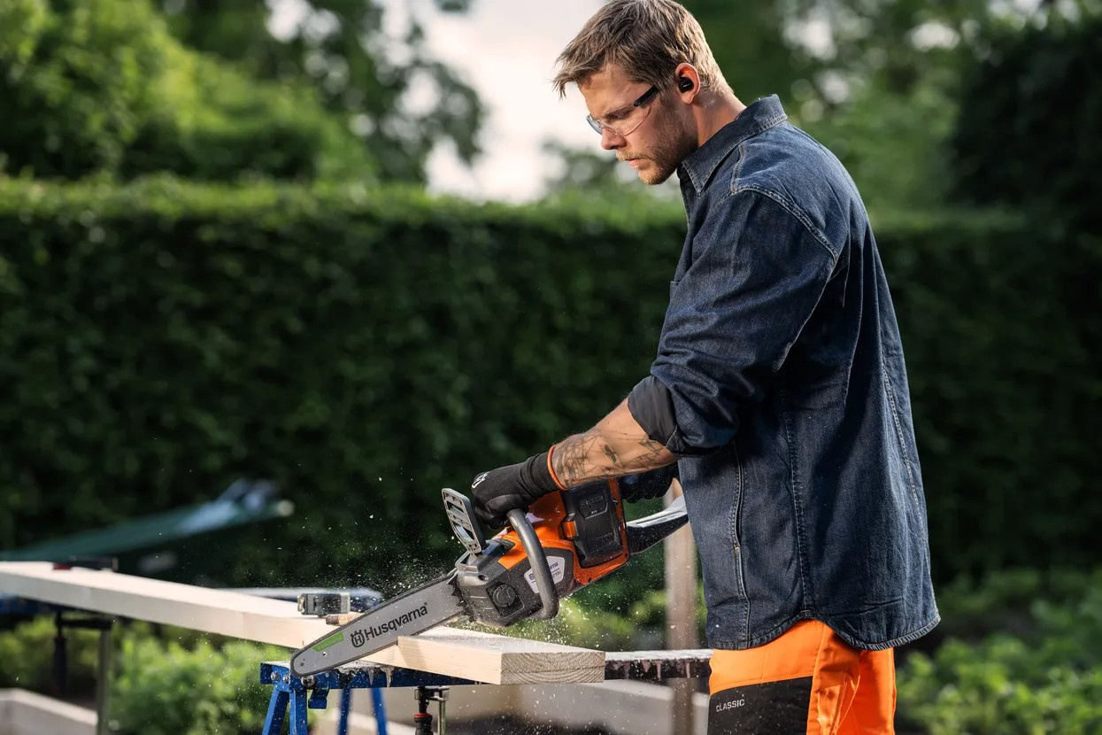 Husqvarna 215i batteridriven motorsåg med batteri och laddare