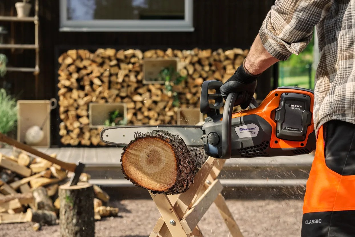 Husqvarna 242i batteridriven motorsåg med batteri och laddare
